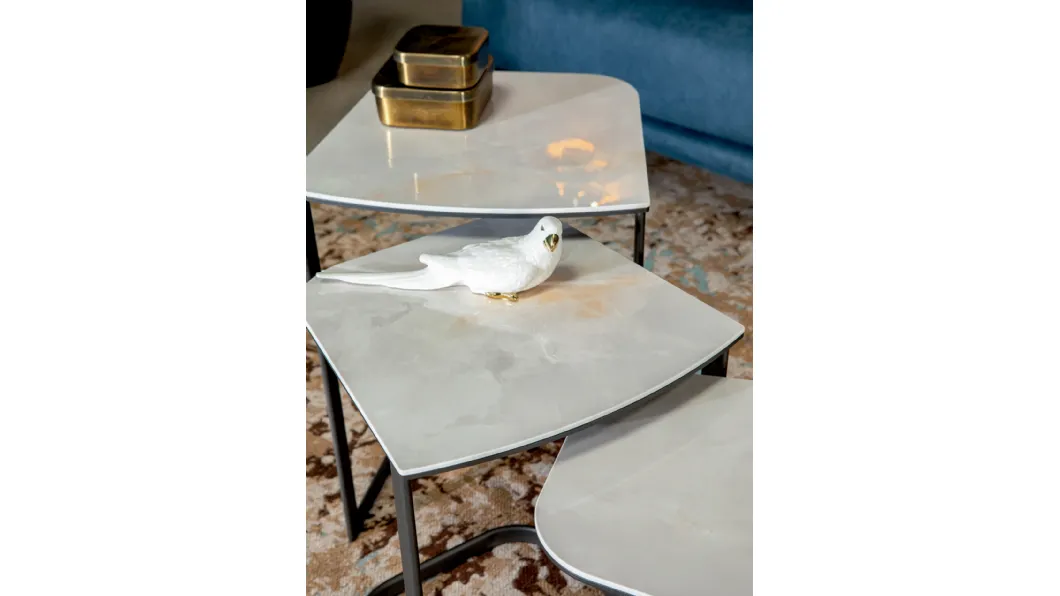 Tavolini sovrapponibili Rim in metallo con top in gres porcellanato di Tonin Casa