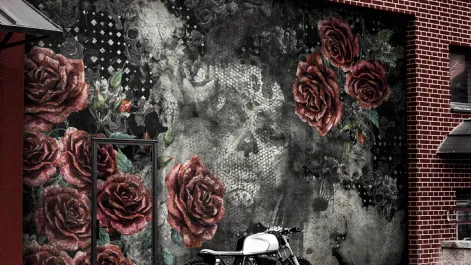 Carta da parati La Santa con volto di donna e rose rosse di Instabilelab