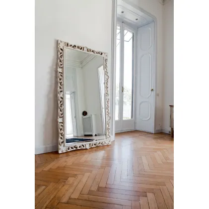 Specchio ampio Agrip con cornice floreale in legno laccato Bianco opaco di Tonin Casa
