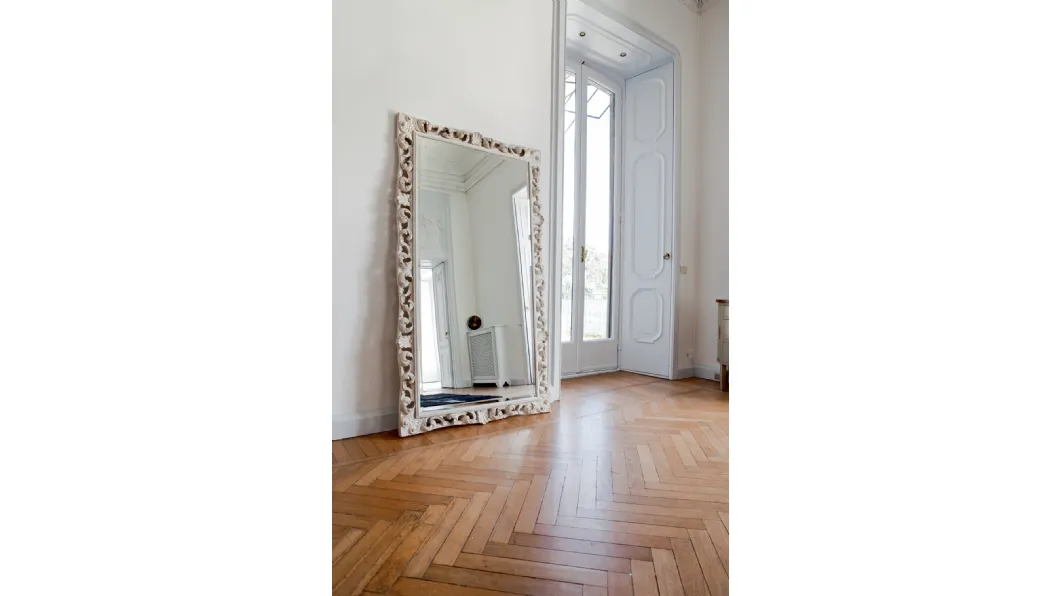 Specchio ampio Agrip con cornice floreale in legno laccato Bianco opaco di Tonin Casa
