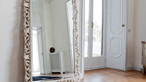 Specchio ampio Agrip con cornice floreale in legno laccato Bianco opaco di Tonin Casa