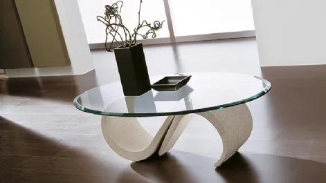 Tavolino in vetro con basamento realizzato in marmo sintetico Mara de La Primavera