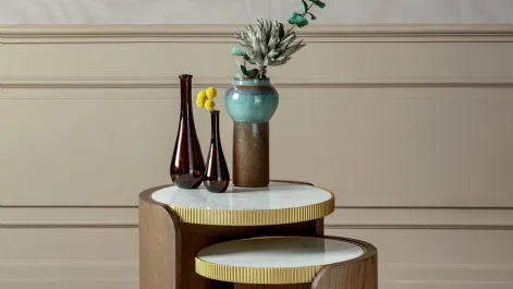 Tavolino Roller con top in grès porcellanato e base in legno curvato di Tonin Casa