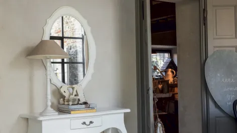Specchio ovale con cornice sagomata in laccato Bianco opaco Carina di Tonin Casa