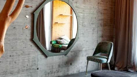 Specchio ottagonale in legno di rovere verde Colibri di Devina Nais