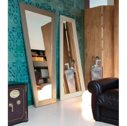 Specchio Trapezio con cornice in legno di Devina Nais