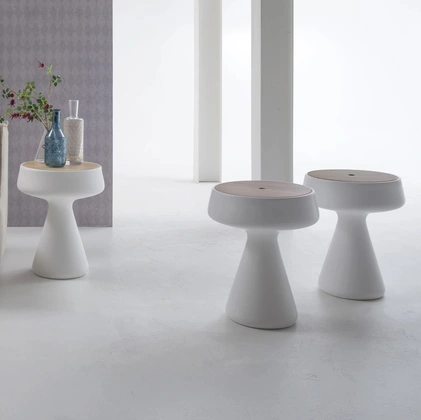 Tavolino di design Maki in polietilene con top in legno di Tonin Casa