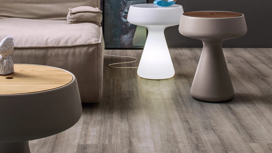 Tavolino di design Maki in polietilene con top in legno di Tonin Casa