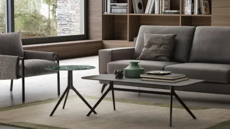 Tavolino Silky di forma tonda o rettangolare con top in gres e base in metallo di Le Comfort