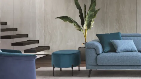 Pouf Timis in tessuto con piedi in metallo Le Comfort