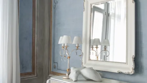 Specchio con cornice sagomata in legno laccato Vismara di Tonin Casa