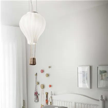 Lampada a sospensione che ricorda una mongolfiera Dream Big con diffusore in vetro soffiato bianco acidato e cesto in corda di Ideal Lux