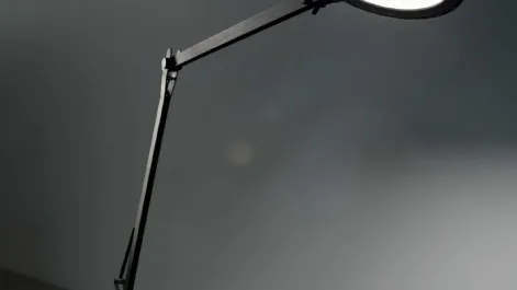 Lampada da tavolo Futura in alluminio e plastica con diffusore orientabile a led e interruttore incorporato di Ideal Lux