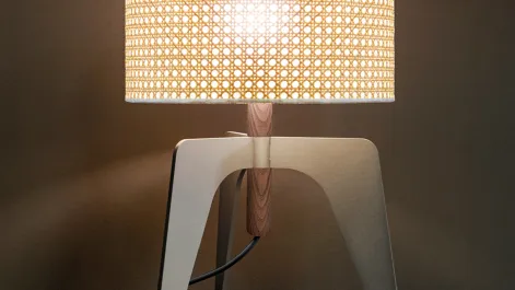 Lampada da tavolo Klimt in metallo e legno con paralume in paglia di Vienna di Tonin Casa