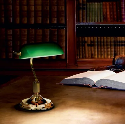 Lampada da tavolo Lawyer in metallo finitura ottone e diffusore in vetro soffiato e incamiciato di Ideal Lux