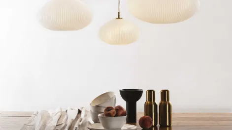 Lampada Plissé in vetro soffiato bianco acidato, con decoro in rilievo di Ideal Lux