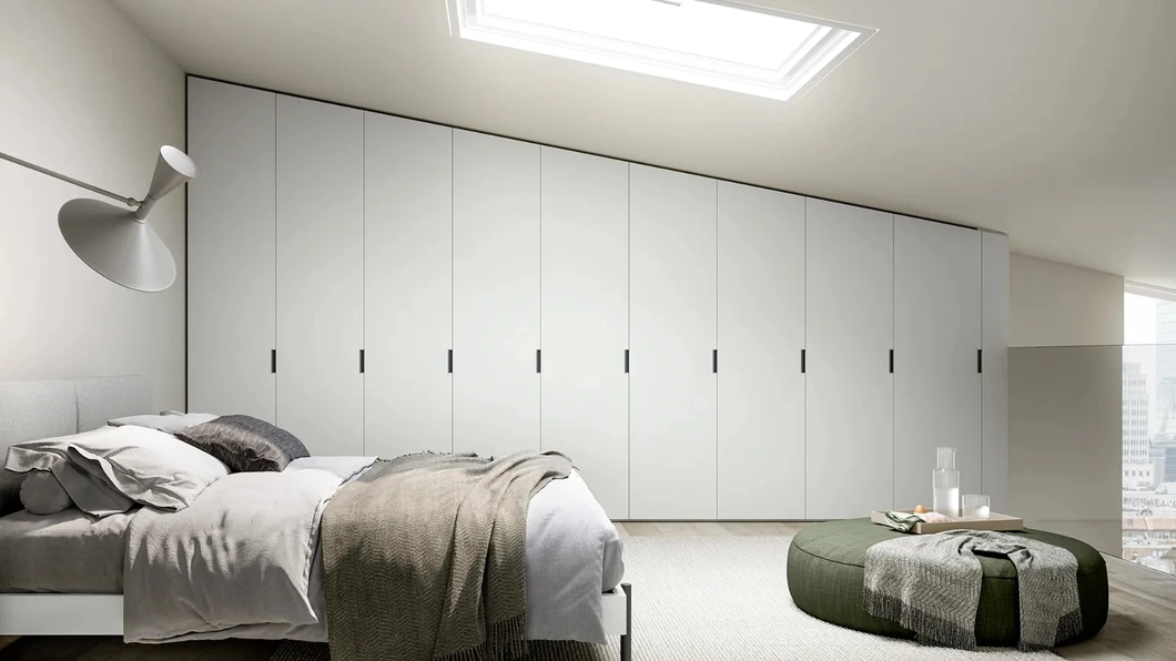 Armadio con ante battenti su misura per mansarde Logic di Dielle Modus