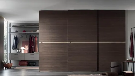 Armadio Tag DN149 in Rovere Thea con inserto in laccato nichel opaco di Maronese Acf