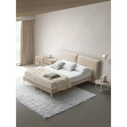 Letto con testiera in tessuto imbottito e giroletto in Rovere Chloè Nordico di Devina Nais
