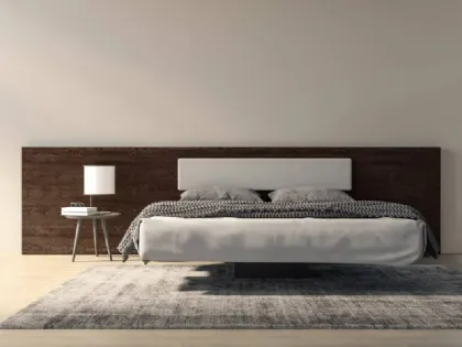 Letto Berenice autoportante con testiera in legno di rovere con cuscino applicato di Fratelli Mirandola