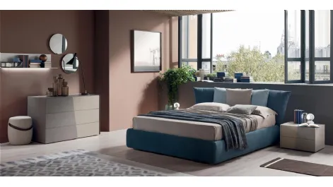 Letto con box contenitore e testiera formata da cuscini in tessuto imbottito Ninfea di Maronese Acf