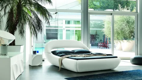 Letto imbottito  rivestito in pelle dalle forme morbide e arrotondate Sleepy di Tonin Casa