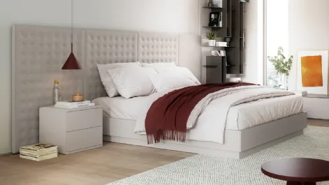 Letto con box contenitore e testiera realizzata con pannelli imbottiti System di Dielle Modus