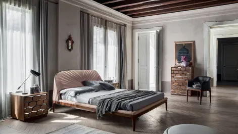 Letto Michelangelo con testiera in pelle plissettata di Tonin Casa