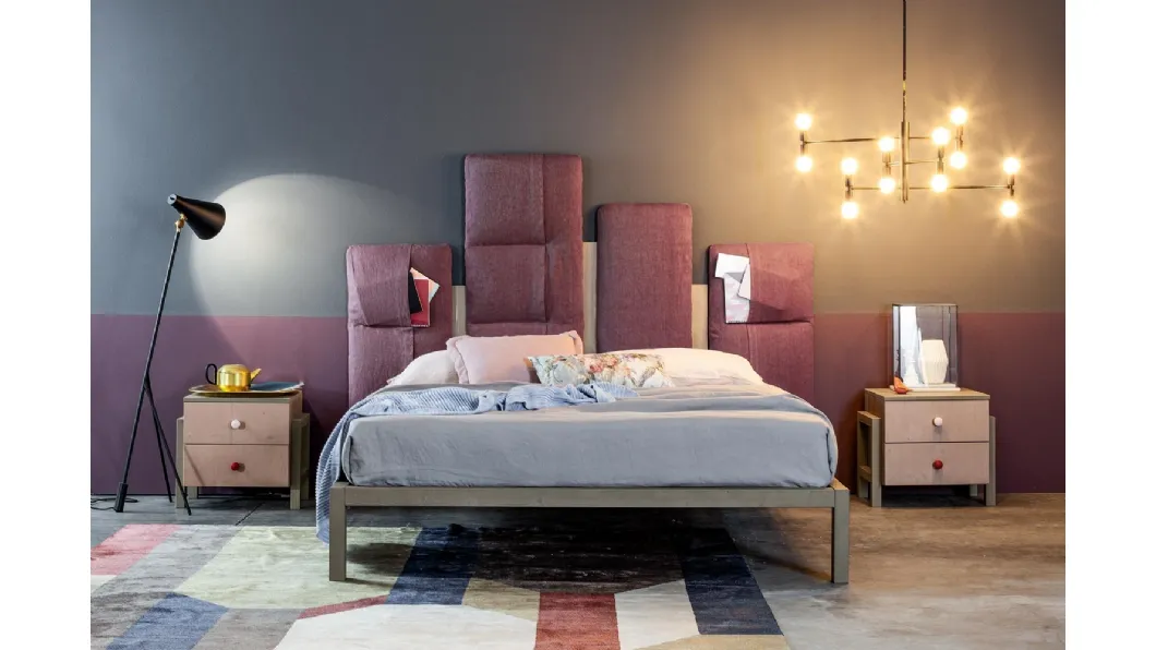 Letto in legno massello con testiera asimmetrica imbottita, in tessuto con tasche Urban Time Indio di Callesella