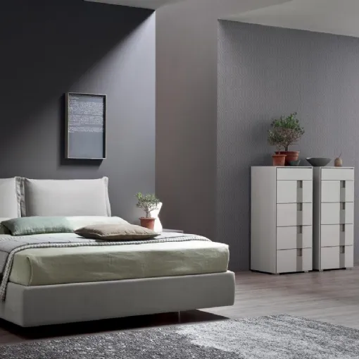 Letto Aida con struttura in Rovere Thea e inserto imbottito e rivestito in ecopelle di Maronese Acf