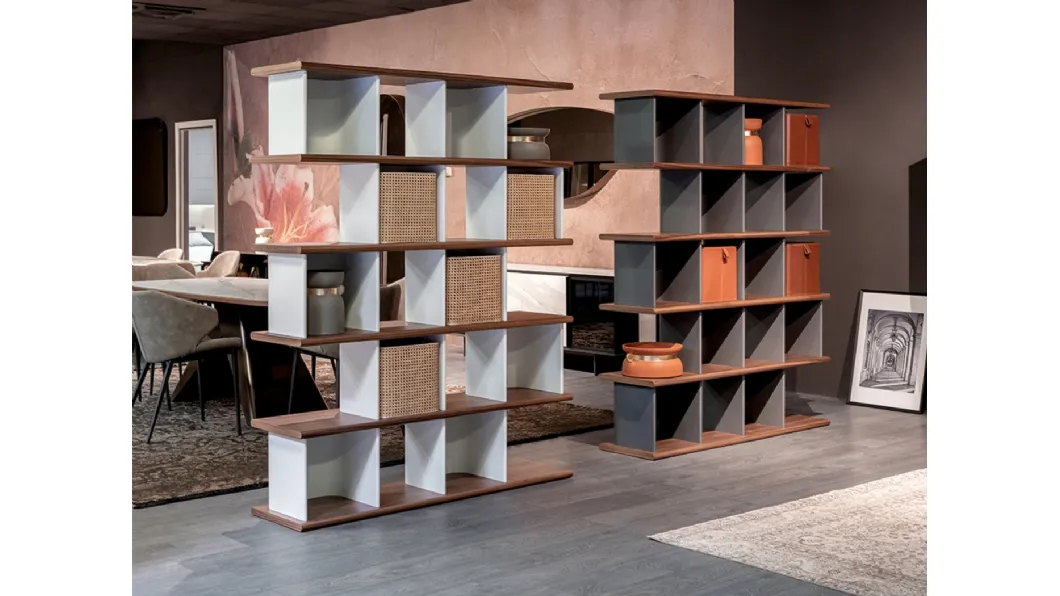 Libreria divisoria in legno laccato e naturale con box in cuoio e in paglia di Vienna Kaspar di Tonin Casa