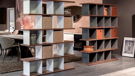 Libreria divisoria in legno laccato e naturale con box in cuoio e in paglia di Vienna Kaspar di Tonin Casa