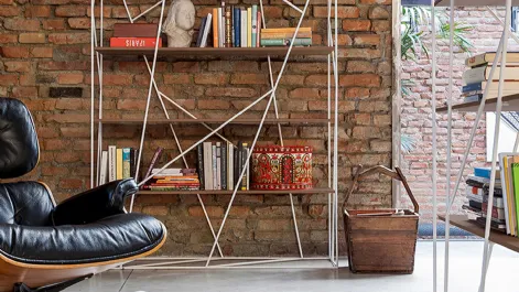 Libreria a muro Naviglio con struttura in metallo verniciato e ripiani in legno di Tonin Casa