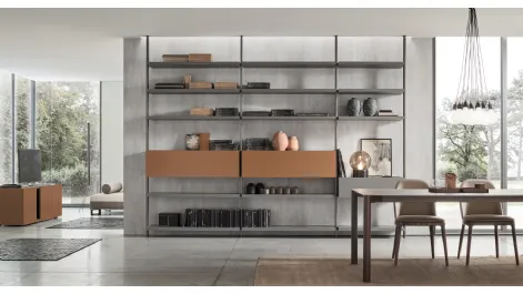 Libreria componibile O Pen SU2126 in laccato opaco Cotto e Grafite con montanti e supporti in metallo laccato opaco Manganese di Maronese Acf