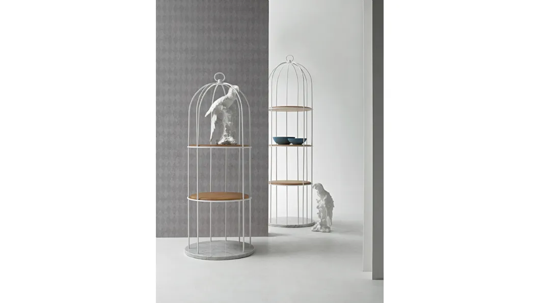 Libreria freestanding Tweet in metallo con ripiani in legno massello e base in marmo di Tonin Casa