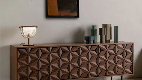 Madia All Star con petali in legno massello applicati a mano che ricoprono le ante dalle basi specchiate di Tonin Casa