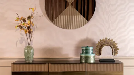 Madia Cannetè con struttura in laccato nero, ante in specchio bronzo e cornice superiore in vetro cannettato dalla lavorazione rigata di Tonin Casa