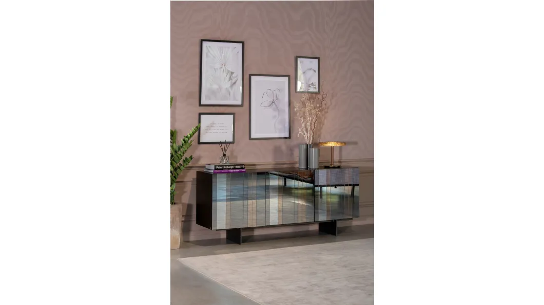 Madia Diva realizzata con una combinazione di elementi specchianti di Tonin Casa