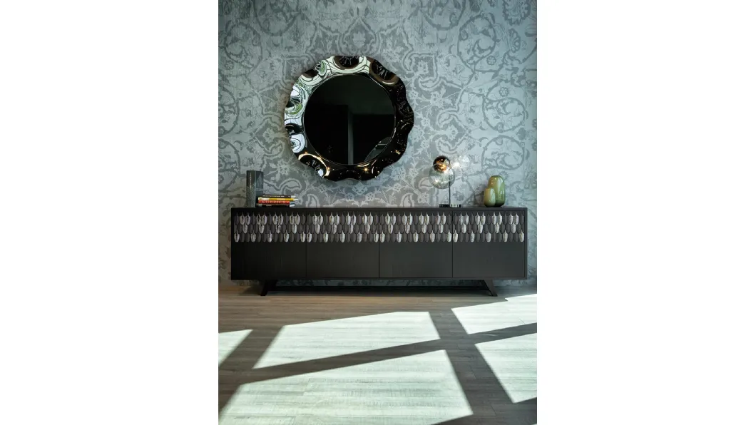 Madia Plume in legno con ante ricoperte da una leggera cascata di piume in ceramica smaltata sovrapposte l’una all’altra di Tonin Casa