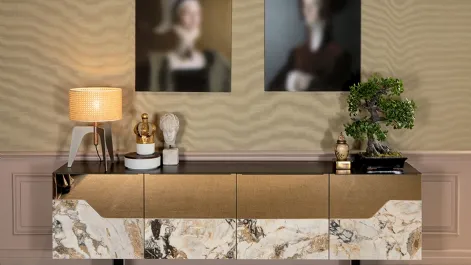 Madia Canova in legno laccato nero con ante rivestite in vetro bronzo e grès porcellanato di Tonin Casa