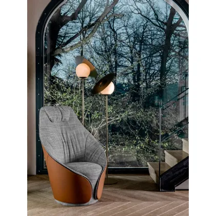Poltroncina Mama in tessuto con rivestimento esterno in pelle e schienale alto di Tonin Casa