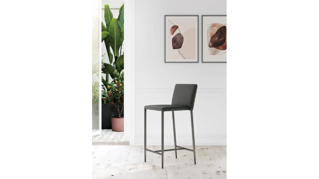 Sgabello Drop Vintage imbottito e rivestito in ecopelle con struttura in metallo di Arredo3