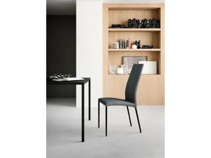 Sedia Drop Vintage imbottita e rivestita in ecopelle con struttura in metallo di Arredo3