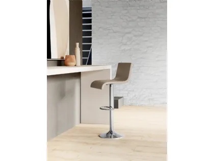 Sgabello regolabile Ermes con seduta rivestita in ecopelle di Arredo3
