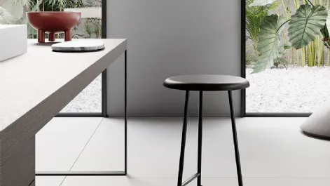 Sgabello Frank con seduta in legno e base in metallo verniciato di Arredo3