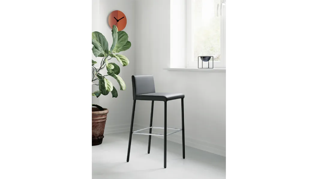 Sgabello Giulia con struttura in metallo completamente rivestita in ecopelle di Arredo3