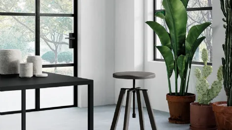 Sgabello Hugo con struttura e seduta in legno con poggiapiedi e dettagli in metallo verniciato lucido grigio scuro di Arredo3