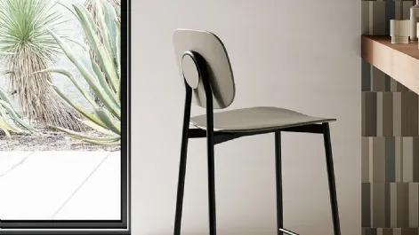 Sgabello Omega con struttura in metallo verniciato e seduta in polipropilene rinforzato con fibra di vetro di Arredo3