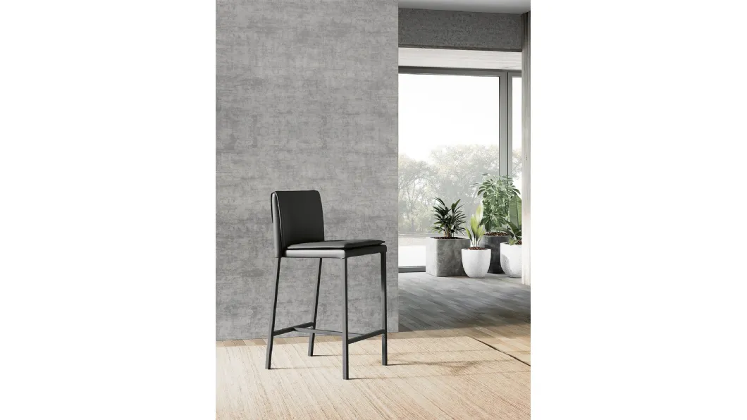 Sgabello Sandy con struttura in metallo e seduta imbottita completamente rivestita in ecopelle con poggiapiedi in metallo verniciato nero di Arredo3