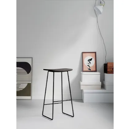 Sgabello Sigma L con struttura in acciaio verniciato e seduta in Frassino di Arredo3